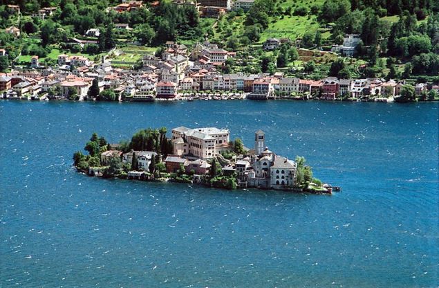 Un'isoletta in mezzo al lago: le più belle d'Italia e del mondo