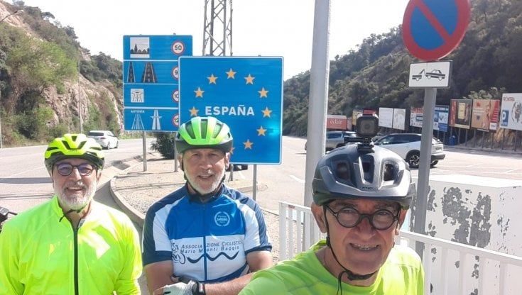 Tre amici in bici da Milano a Gibilterra, l'avventura per beneficenza: "Così abbiamo comprato il pullmino per l'associazione disabili"