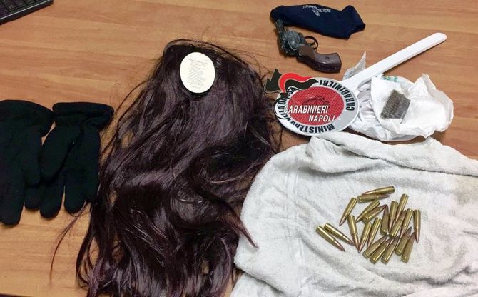 Miano, trovato il "kit della rapinatrice"