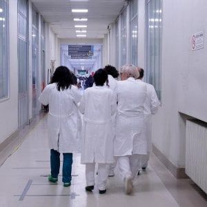 Medici, arriva la firma sul contratto della Sanità: aumento da 200 euro lordi al mese