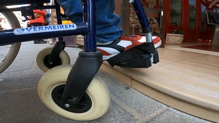 A Bari un negozio su cinque in via Sparano non è accessibile ai disabili: "I gradini fermano le sedie a rotelle"