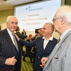 Malacalza si astiene sull'aumento di capitale, Carige nel caos