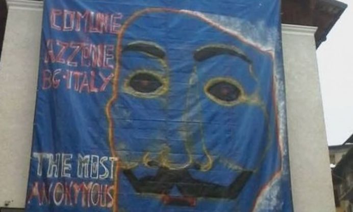 Bergamo, il municipio vestito da Anonymous per protesta