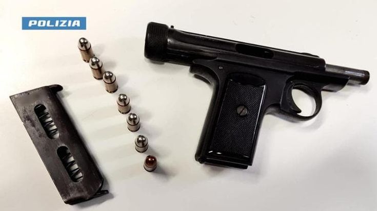 Importuna una ragazza che chiama il fidanzato: picchiato e minacciato con una pistola puntata