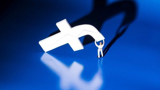 Facebook fa pulizia: chiusi centinaia di profili per "spam politico"