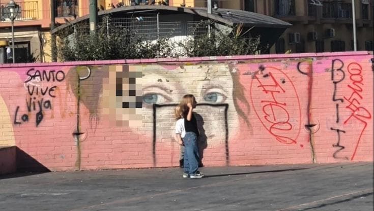 Piazza Nazionale, deturpato il murale dedicato alla piccola Noemi. Scritte irridono Santo Romano