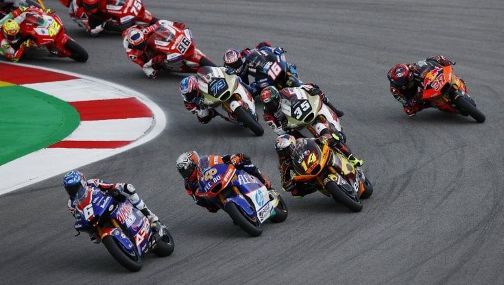 Moto2 Portogallo: drammatica caduta, 10 piloti fuori, nessun ferito grave