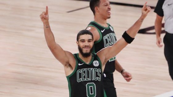 Basket, playoff Nba: Boston vince gara 7 con Toronto e vola in finale a Est. Denver rimonta i Clippers