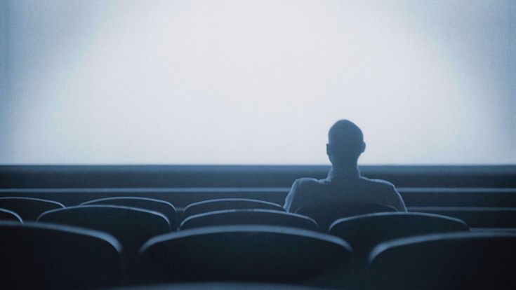 Si torna al cinema. Distanza e mascherina, che fatica vedere un film