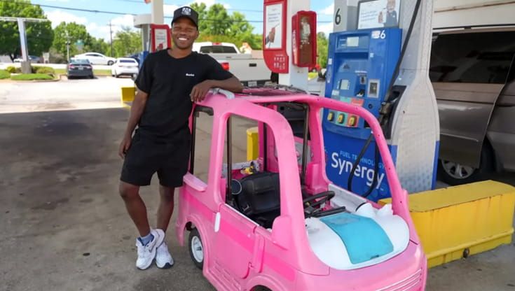 Dal giocattolo alla strada: il Barbie Dream Camper a motore che sfida il caro benzina