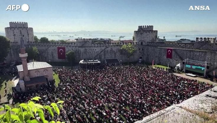 Mondiali, i tifosi turchi guardano la partita da maxischermi nei siti simbolo del Paese