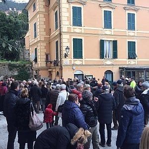 Bonassola, bagno di folla per il don contro lo sportello anti-gender