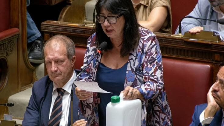 Un bidone d’acqua sui banchi alla Camera: “Agrigento convive con la sete”