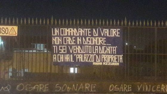 Napoli, striscione dei tifosi contro Sarri: "Hai venduto la dignità"