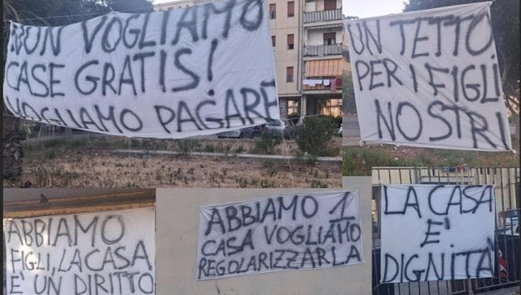 Le lenzuola della protesta contro gli sfratti: «Non mandateci via dalle nostre case»