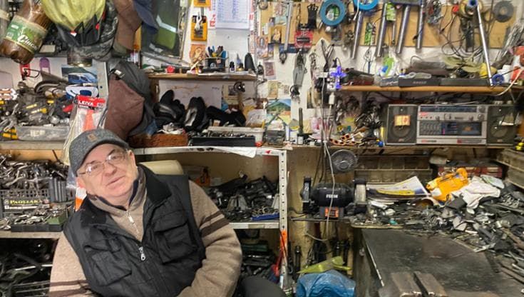 Il biciclettaio del centro: “Io lascio. Il lavoro c’è ancora, ma affari calati per le Mobike”