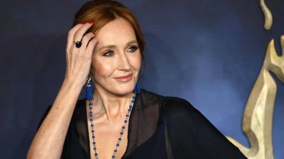 Dopo le accuse di transfobia, J.K. Rowling rivela di essere stata vittima di abusi