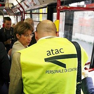 Atac, 150 colletti bianchi spediti a fare i controllori. Sui bus gli assunti di Parentopoli