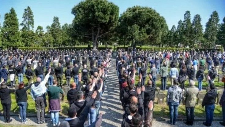 Assolti per il saluto romano al Cimitero Maggiore di Milano, il pm Basilone: "E' un gesto fascista ma è il contesto a stabilire se si tratta di un vero reato"