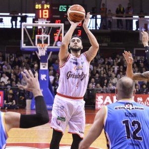 Basket, Reggio Emilia dimentica la coppa: batte Cremona e si tiene il primato