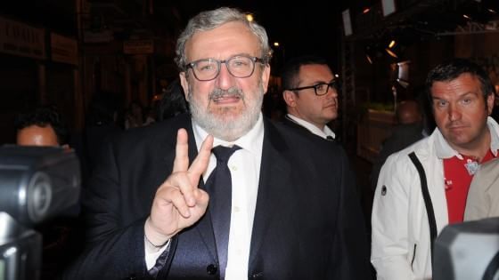 Regionali, Emiliano a Renzi: "Ho bisogno di te". E dà il cellulare: "I pugliesi mi chiamino"