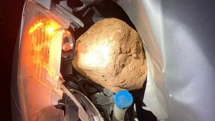 Masso contro auto dal cavalcavia, quattro denunciati tra i 14 e i 16 anni: "Ci annoiavamo"