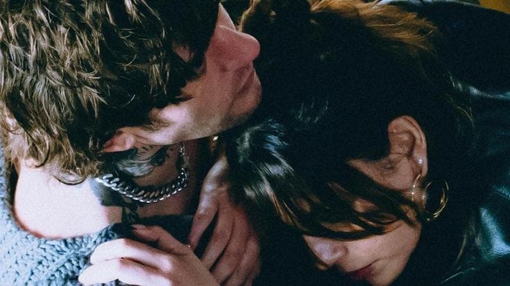 “Vacci piano”, Emma & Rkomi, una canzone per due voci appassionate