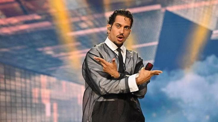Mahmood incendia la notte in musica in piazza della Libertà