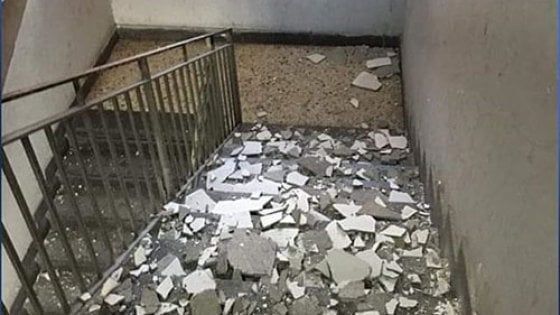 Scafati, crollano calcinacci sulle scale della scuola Pacinotti