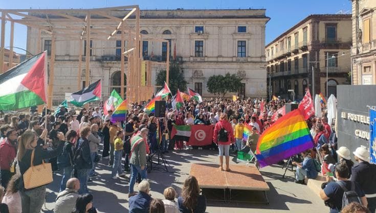 Il corteo di Ragusa tra studenti e lavoratori: “Quel che accade a Gaza riguarda tutti”