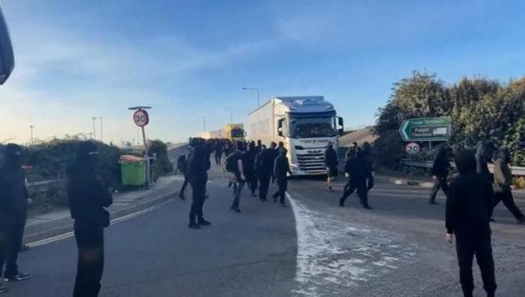 Dover, protesta anti-migranti: centinaia di incappucciati a volto coperto bloccano il porto
