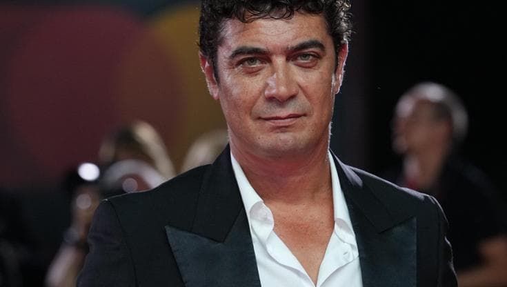 Riccardo Scamarcio: “Essere padre per me è un privilegio. Ho ritrovato il fuoco sacro per il cinema”