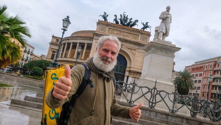 Marco, il primo rider italiano assunto dopo la causa a Glovo: "Da due mesi mi pagano senza farmi lavorare"