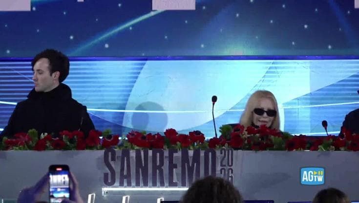 Sanremo, Patty Pravo saluta i giornalisti poi non trova la sedia e cade in conferenza stampa