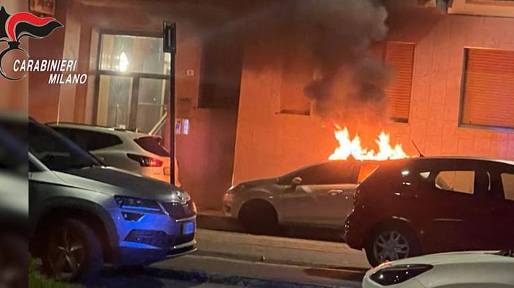 Preso il piromane in monopattino: ha incendiato 20 auto e 13 scooter tra Milano, San Donato e San Giuliano