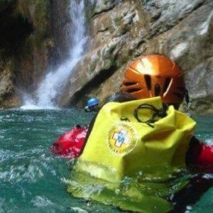 Appennino bolognese, ragazzo grave dopo un tuffo nel fiume