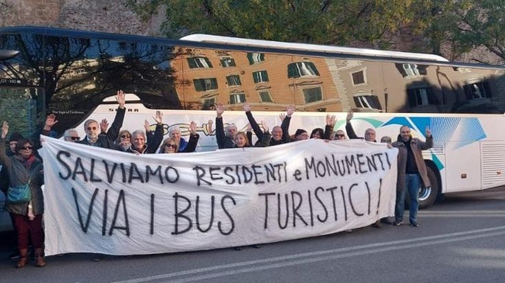 Pullman, proteste in via Claudia. I cittadini cacciano i bus parcheggiati alla fermata Atac
