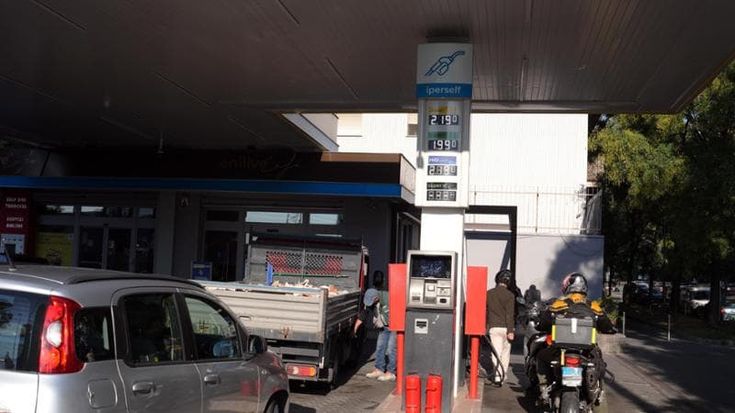 Benzina a 1,99 al litro e diesel a 2,190: tra gli automobilisti ai benzinai Enilive e Ip di Milano