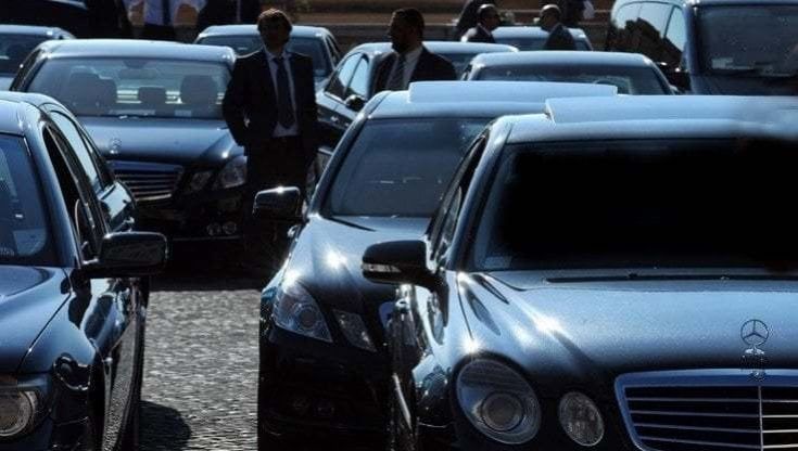 Auto blu in ritirata: dal 2011 sono più che dimezzate