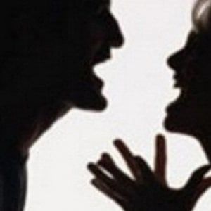 Torino, litigano e lei lo ferisce con le unghie ai testicoli
