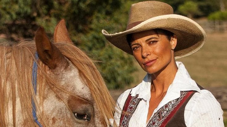 Natalia Estrada: “Mai più in tv, ho scelto i cavalli e la natura. Mastrota? Un amore travolgente consumato in sei anni”