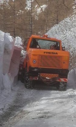Gli spazzaneve abbattono il muro di neve sul colle delle Finestre