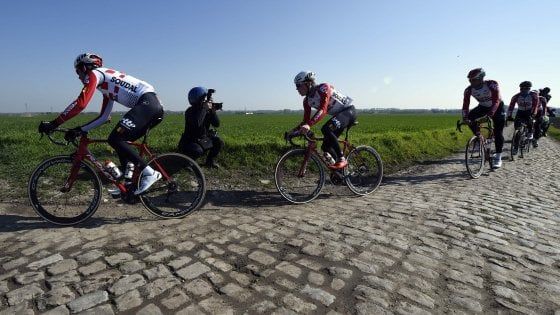 Ciclismo, c'è il solito Sagan: ma è una Parigi-Roubaix senza padroni