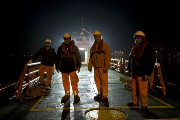 Ravenna, acciaio e catene: gli uomini che lavorano sospesi sul mare