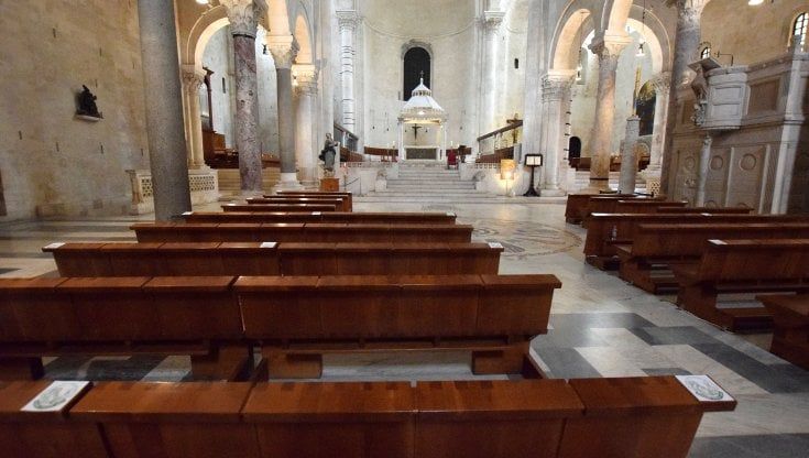 Bari, per la messa di Natale l'arcidiocesi chiede ai parroci l'anticipo alle 19.30: "Come il papa a San Pietro"
