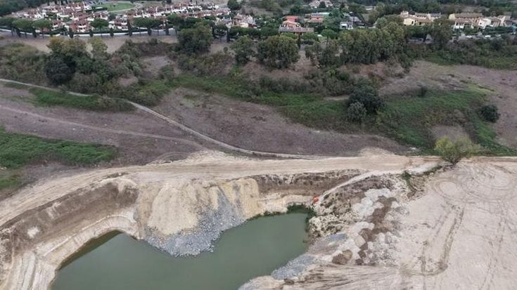 C’è una cava a meno di 50 metri dalle case di Colle Monastero: “Polvere e pozzi pieni di sabbia”