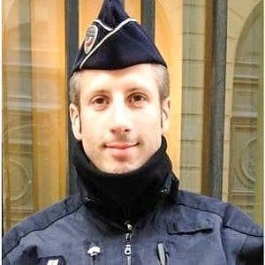 Xavier, il poliziotto ucciso agli Champs-Élysées: 37 anni, attivista gay, era alla riapertura del Bataclan