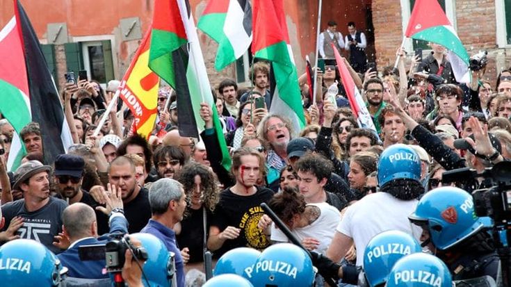 Serrata di venti padiglioni per protesta contro Israele alla Biennale. Scontri tra polizia e pro Pal