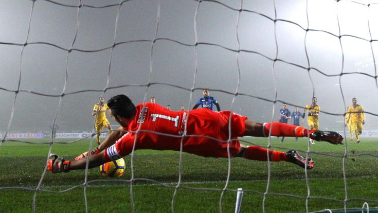 Come salvare il pallone italiano: meno club, più vivai 