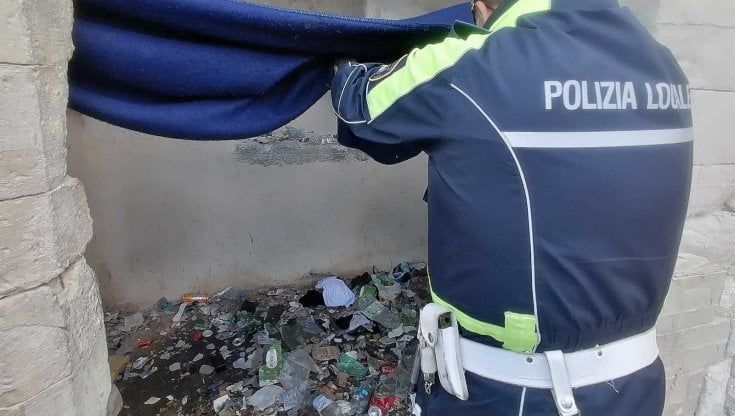 Bari, eroina e crack consumati sotto il complesso di Santa Scolastica: scoperto antro della droga nel cuore della città